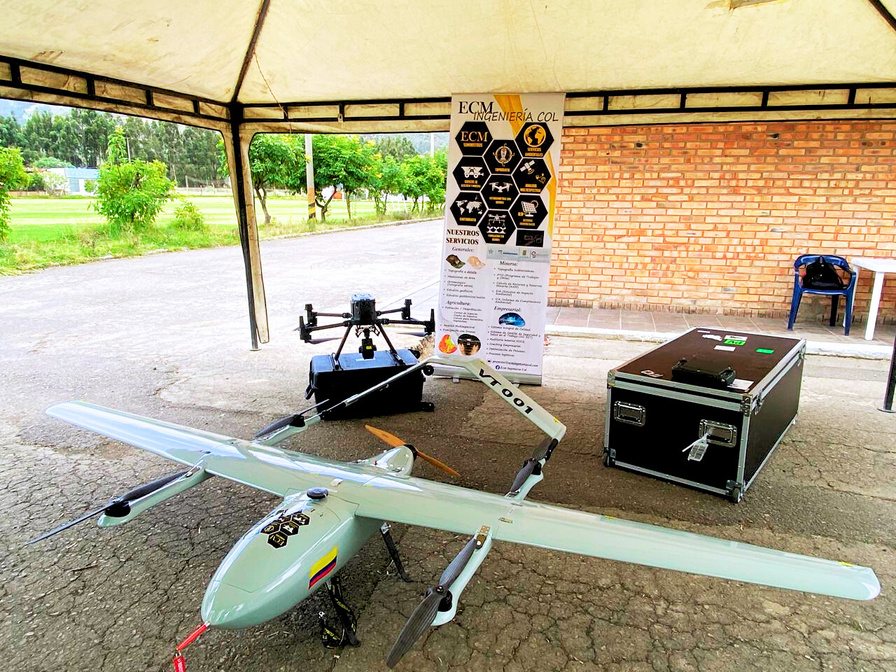 Dron VTOL de ala fija de ECM Ingeniería en exhibición junto a su estuche de transporte